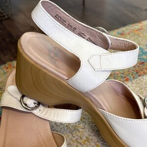 Dansko White Leather Sandals with Tan Heel